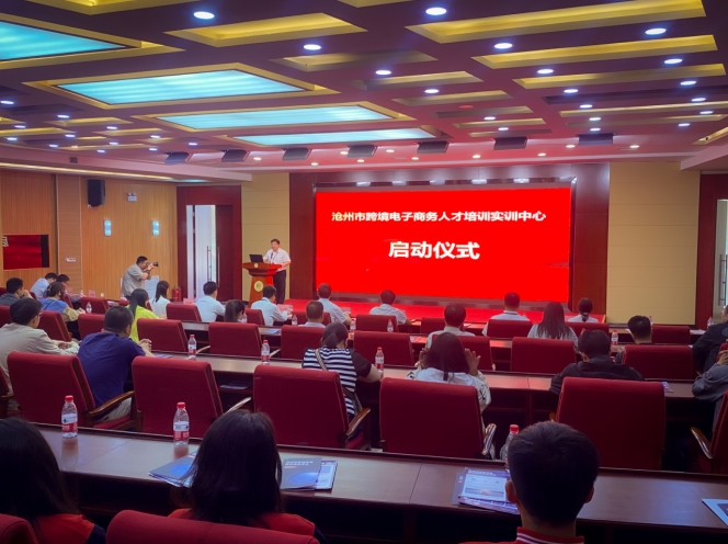 沧州工贸学校党委副书记、校长于鹏致辞。